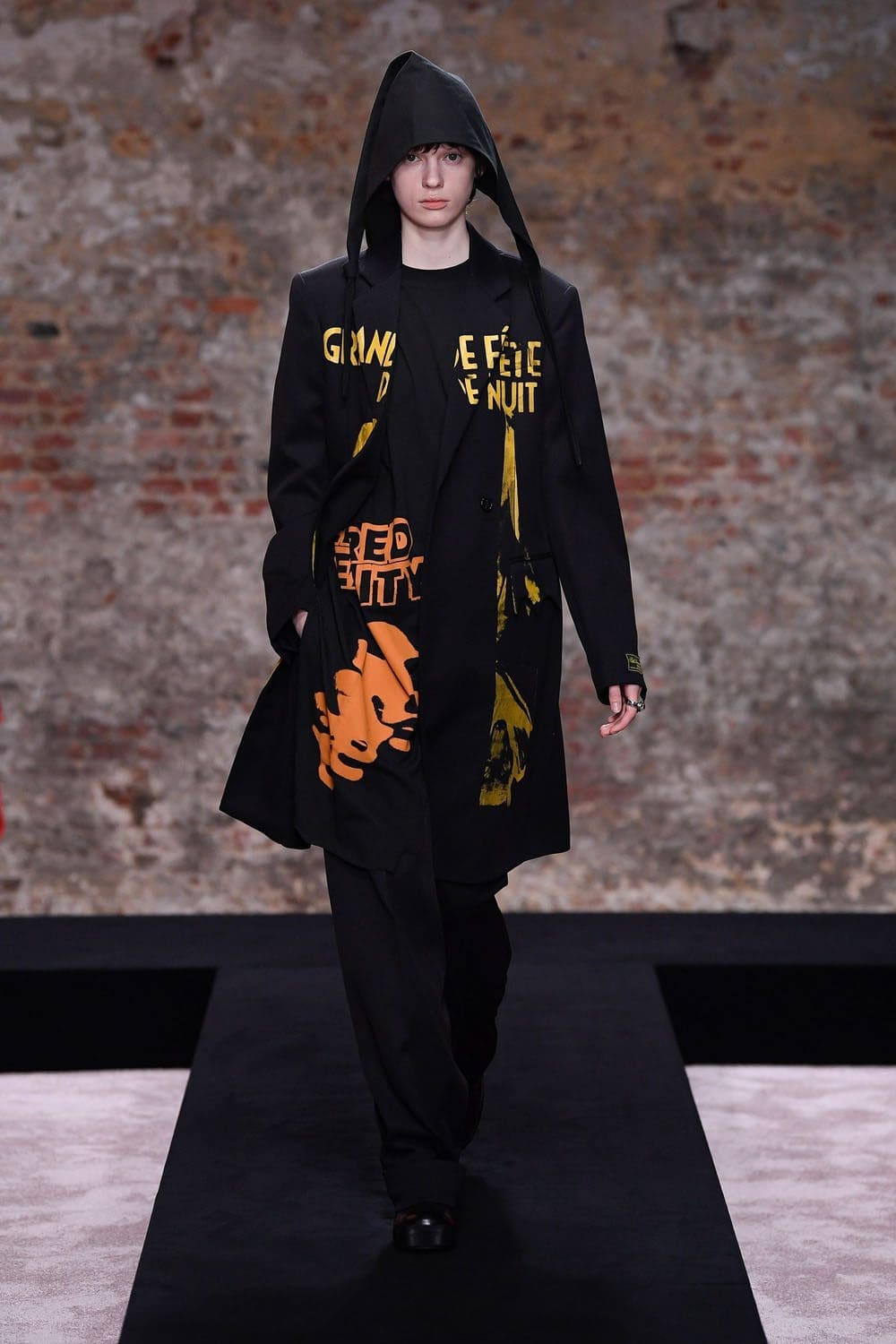Raf Simons Autunno Inverno 2022-2023 Londra di RUNWAY MAGAZINE