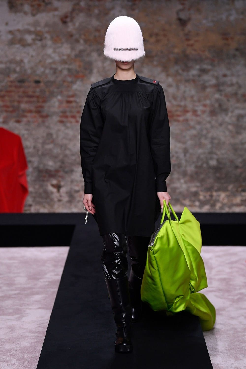 Raf Simons Autunno Inverno 2022-2023 Londra di RUNWAY MAGAZINE