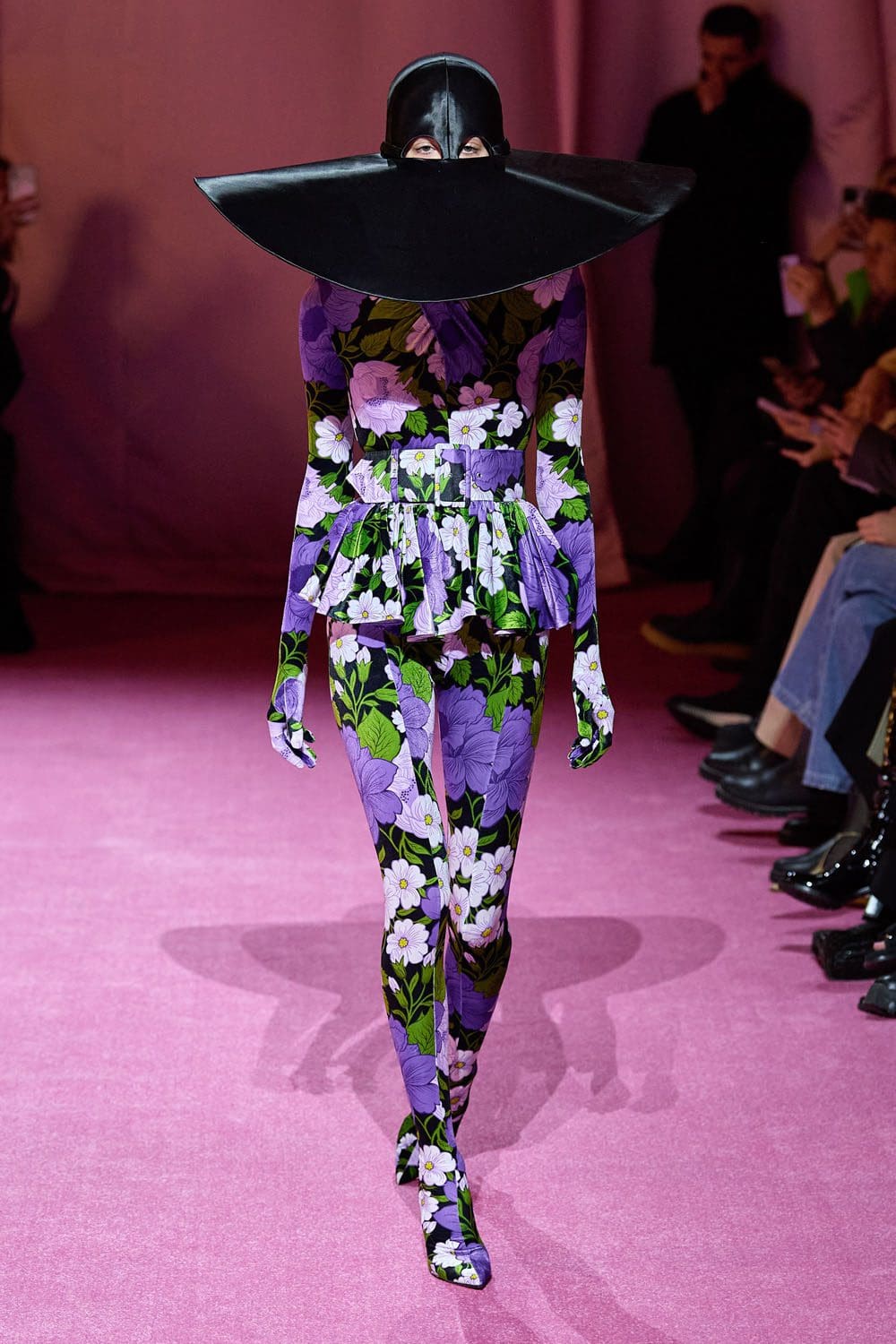 Richard Quinn Outono Inverno 2022-2023 Londres por RUNWAY MAGAZINE