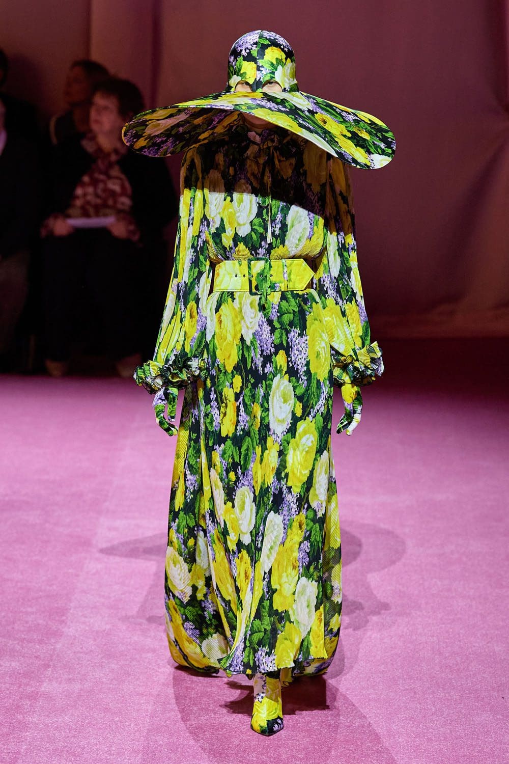 Richard Quinn Outono Inverno 2022-2023 Londres por RUNWAY MAGAZINE