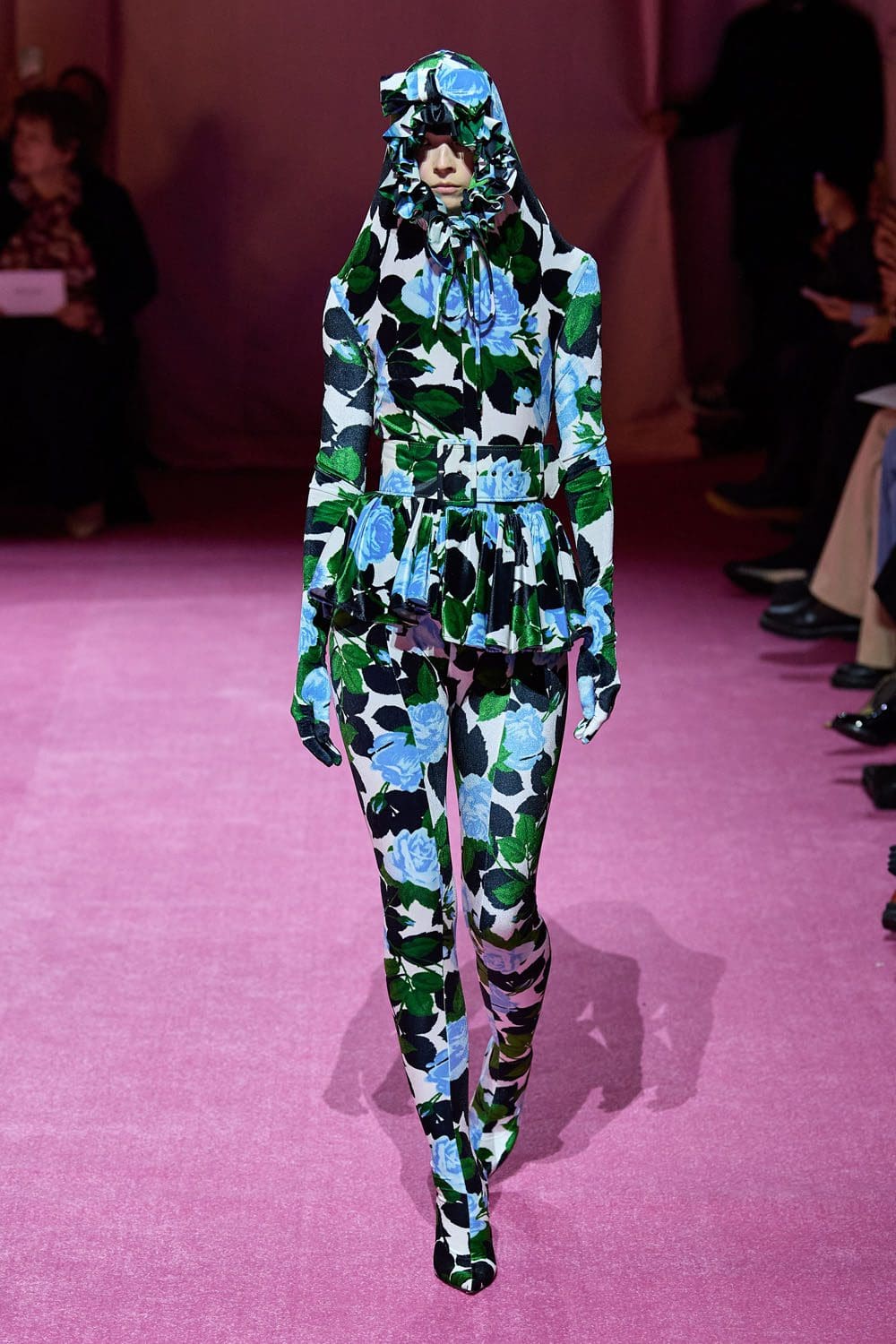 Richard Quinn Outono Inverno 2022-2023 Londres por RUNWAY MAGAZINE
