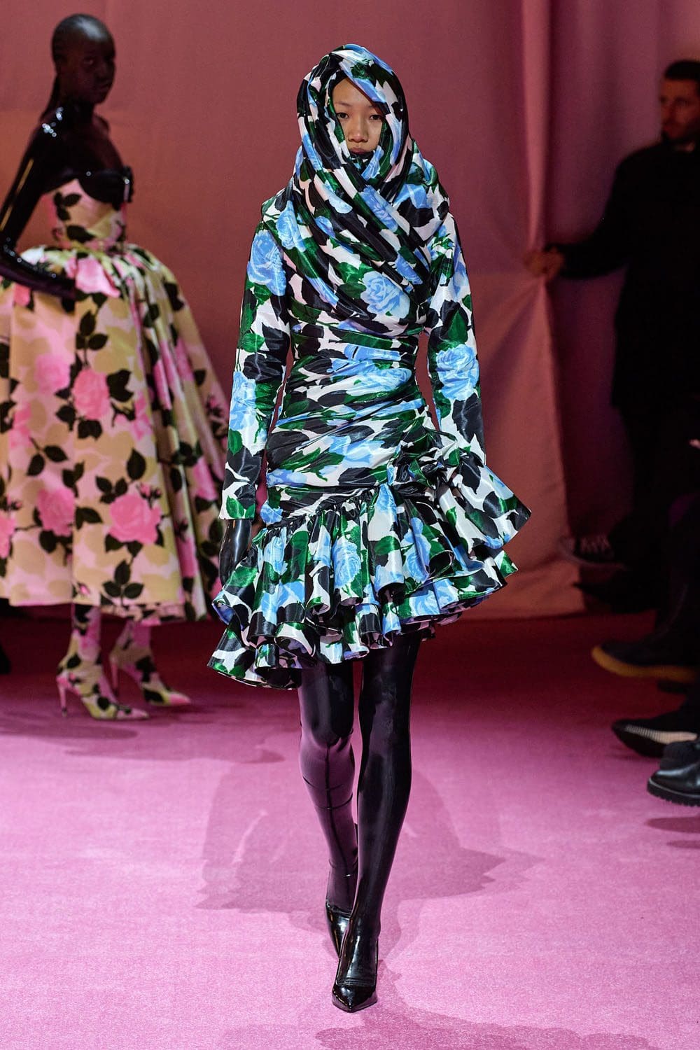 Richard Quinn Outono Inverno 2022-2023 Londres por RUNWAY MAGAZINE