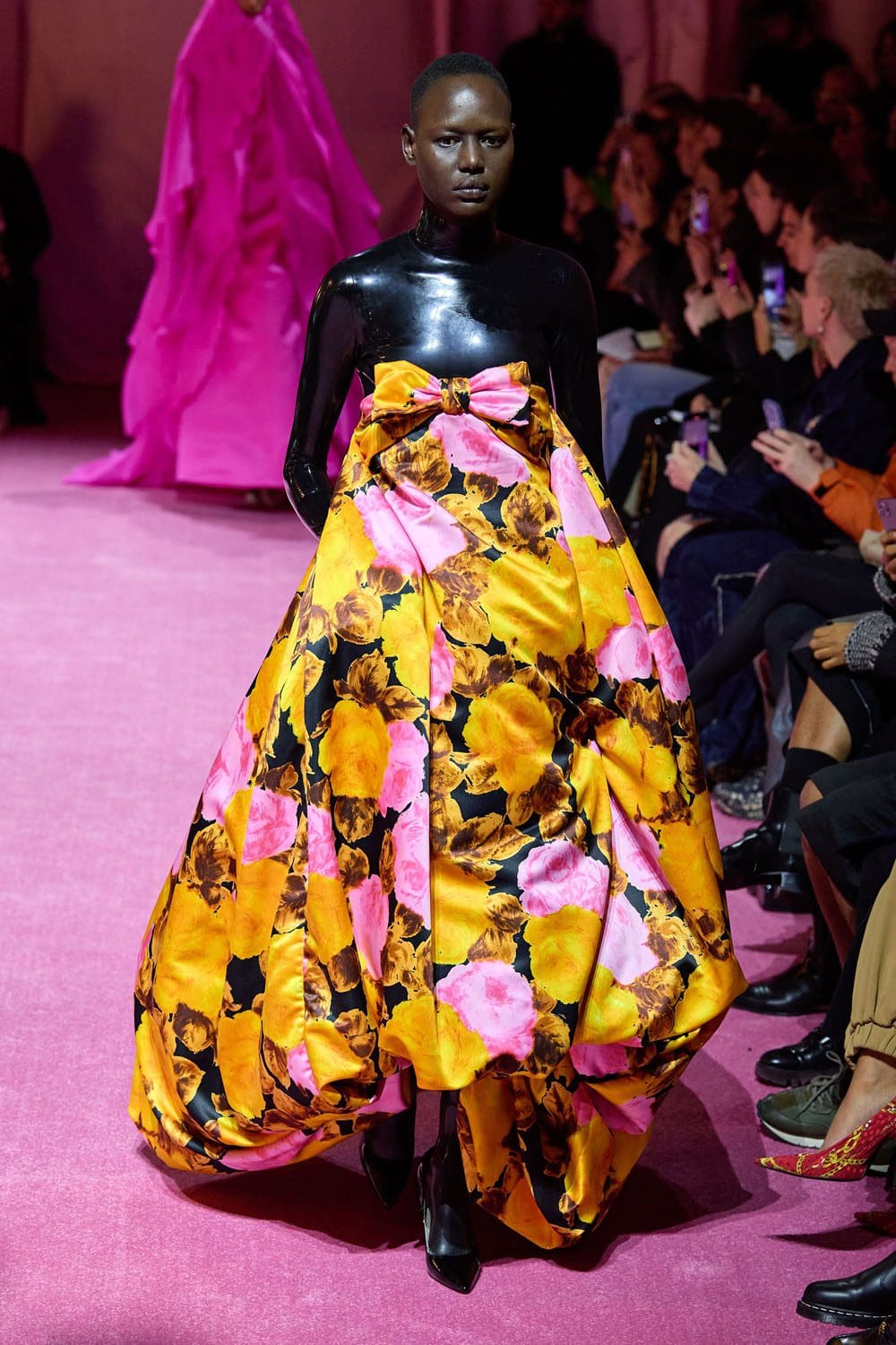 Richard Quinn Outono Inverno 2022-2023 Londres por RUNWAY MAGAZINE