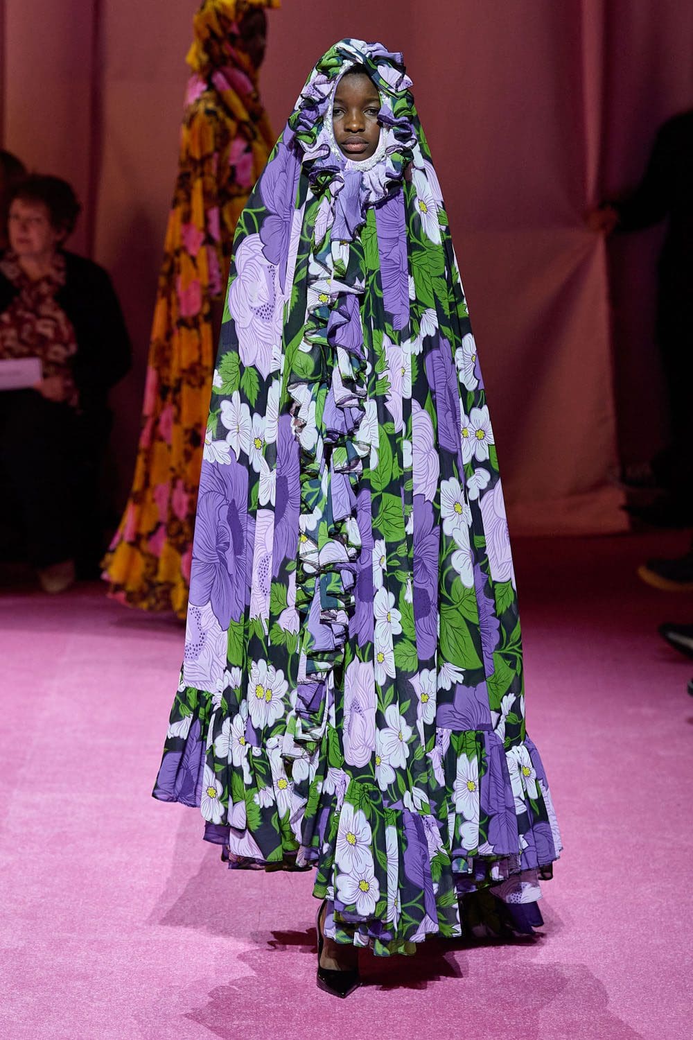 Richard Quinn Outono Inverno 2022-2023 Londres por RUNWAY MAGAZINE