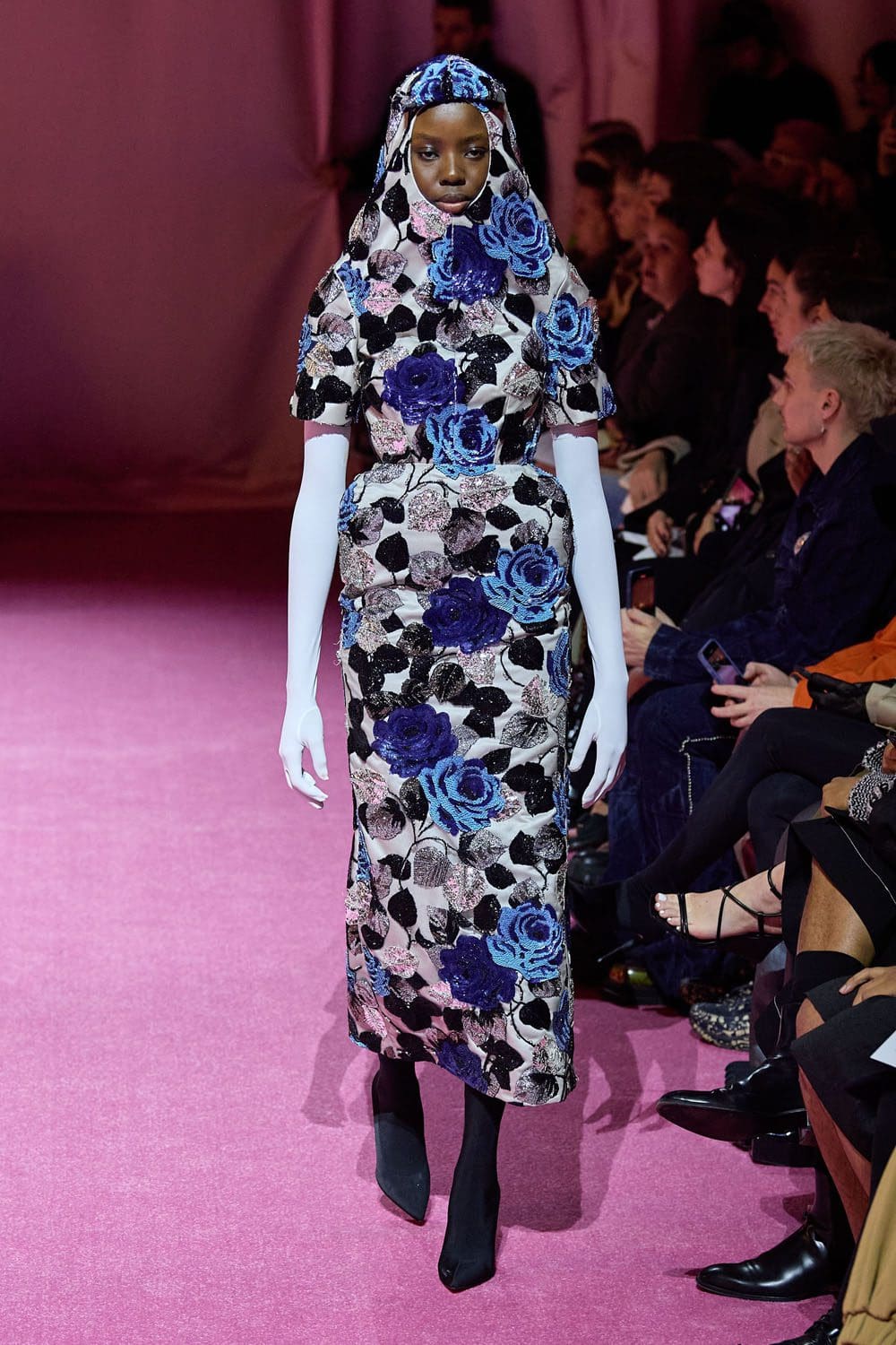 Richard Quinn Outono Inverno 2022-2023 Londres por RUNWAY MAGAZINE