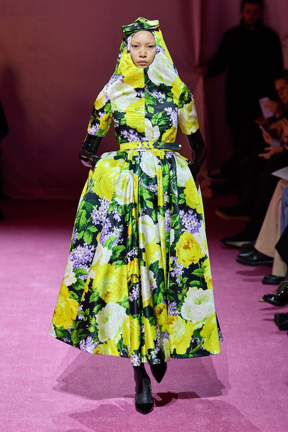 Richard Quinn Outono Inverno 2022-2023 Londres por RUNWAY MAGAZINE