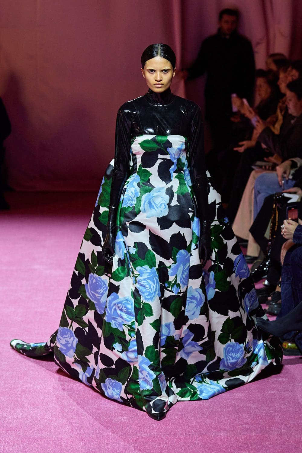 Richard Quinn Outono Inverno 2022-2023 Londres por RUNWAY MAGAZINE