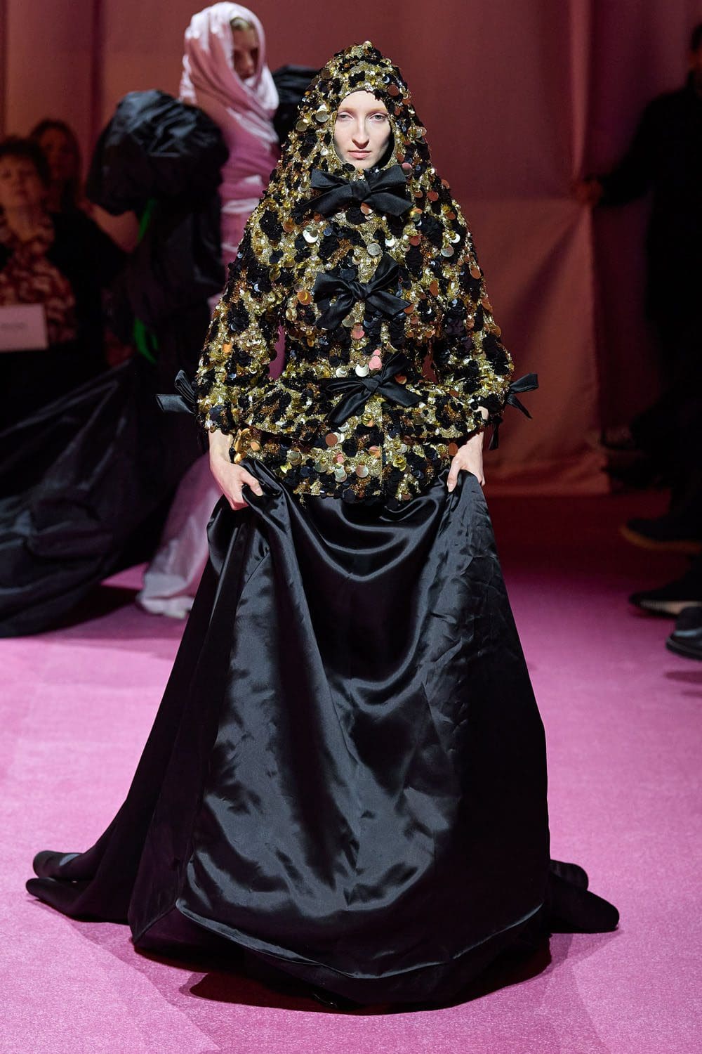 Richard Quinn Outono Inverno 2022-2023 Londres por RUNWAY MAGAZINE