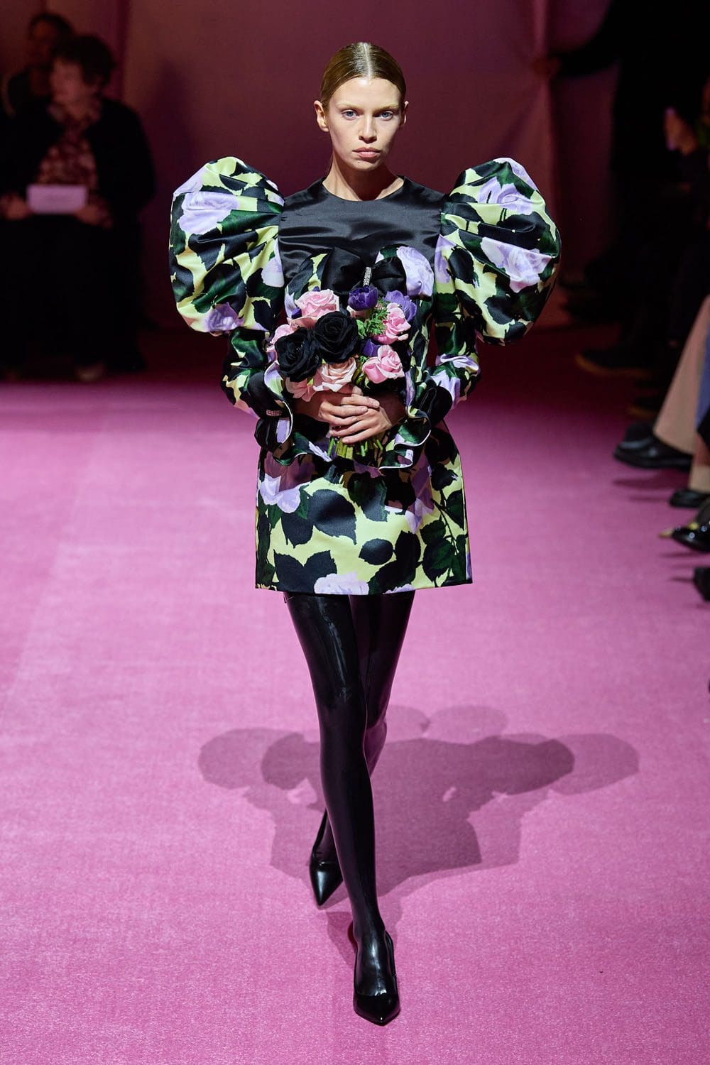 Richard Quinn Outono Inverno 2022-2023 Londres por RUNWAY MAGAZINE