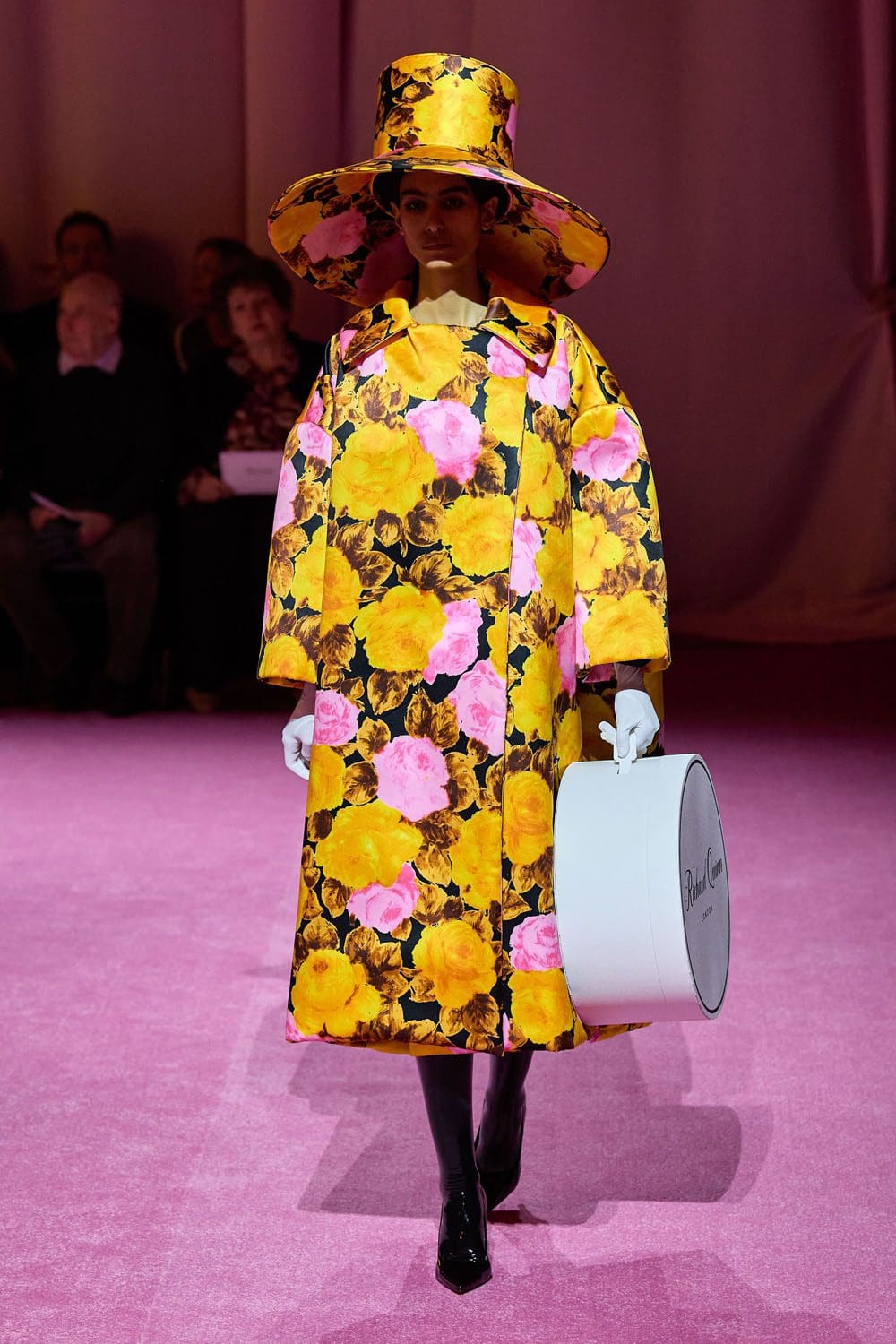 Richard Quinn Outono Inverno 2022-2023 Londres por RUNWAY MAGAZINE