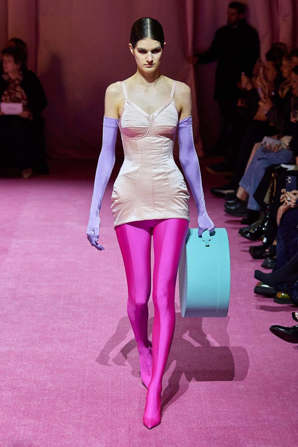 Richard Quinn Outono Inverno 2022-2023 Londres por RUNWAY MAGAZINE