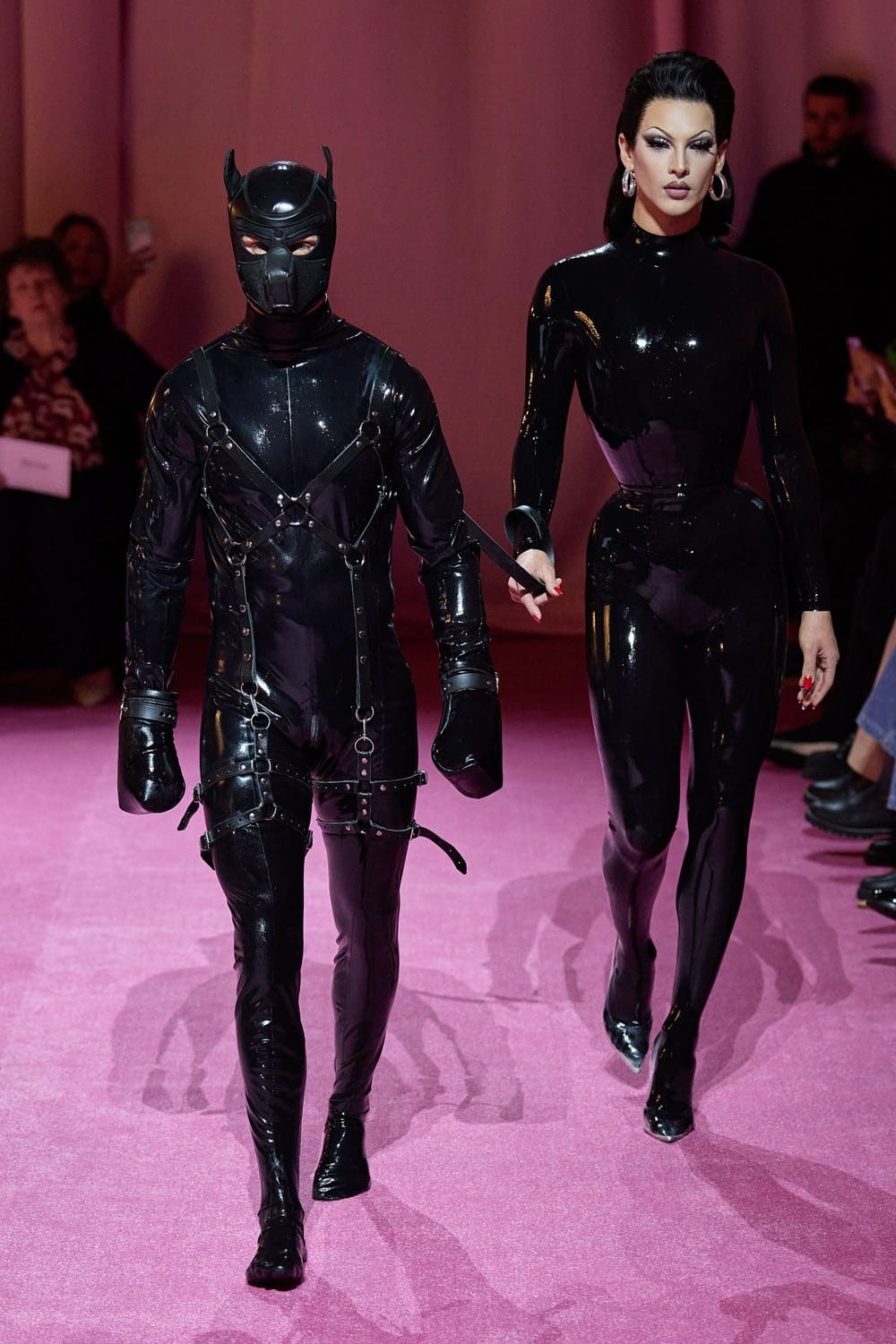 Richard Quinn Outono Inverno 2022-2023 Londres por RUNWAY MAGAZINE