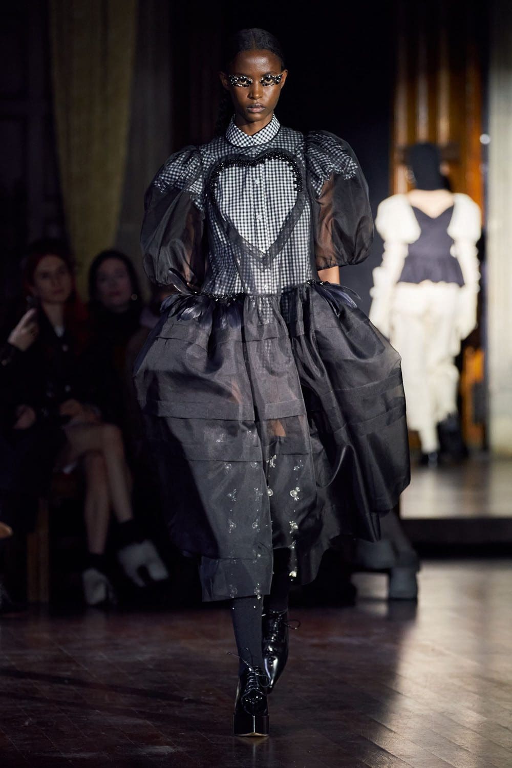 シモン・ロッチャ2022-2023年秋冬ロンドン RUNWAY マガジン