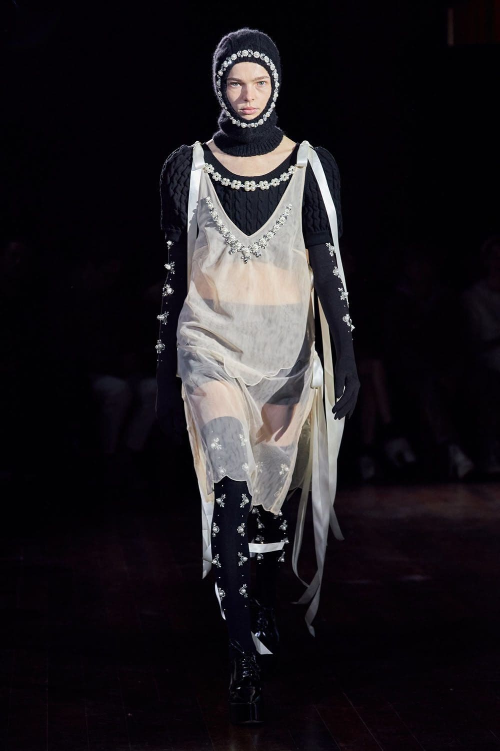 シモン・ロッチャ2022-2023年秋冬ロンドン RUNWAY マガジン