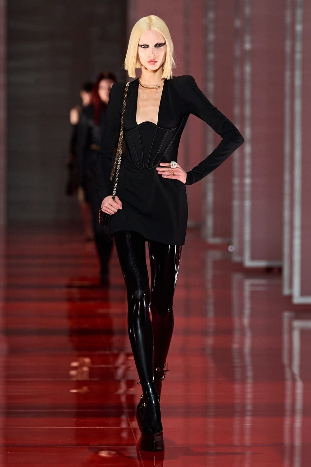 Versace Outono Inverno 2022-2023 Milão Runway revista