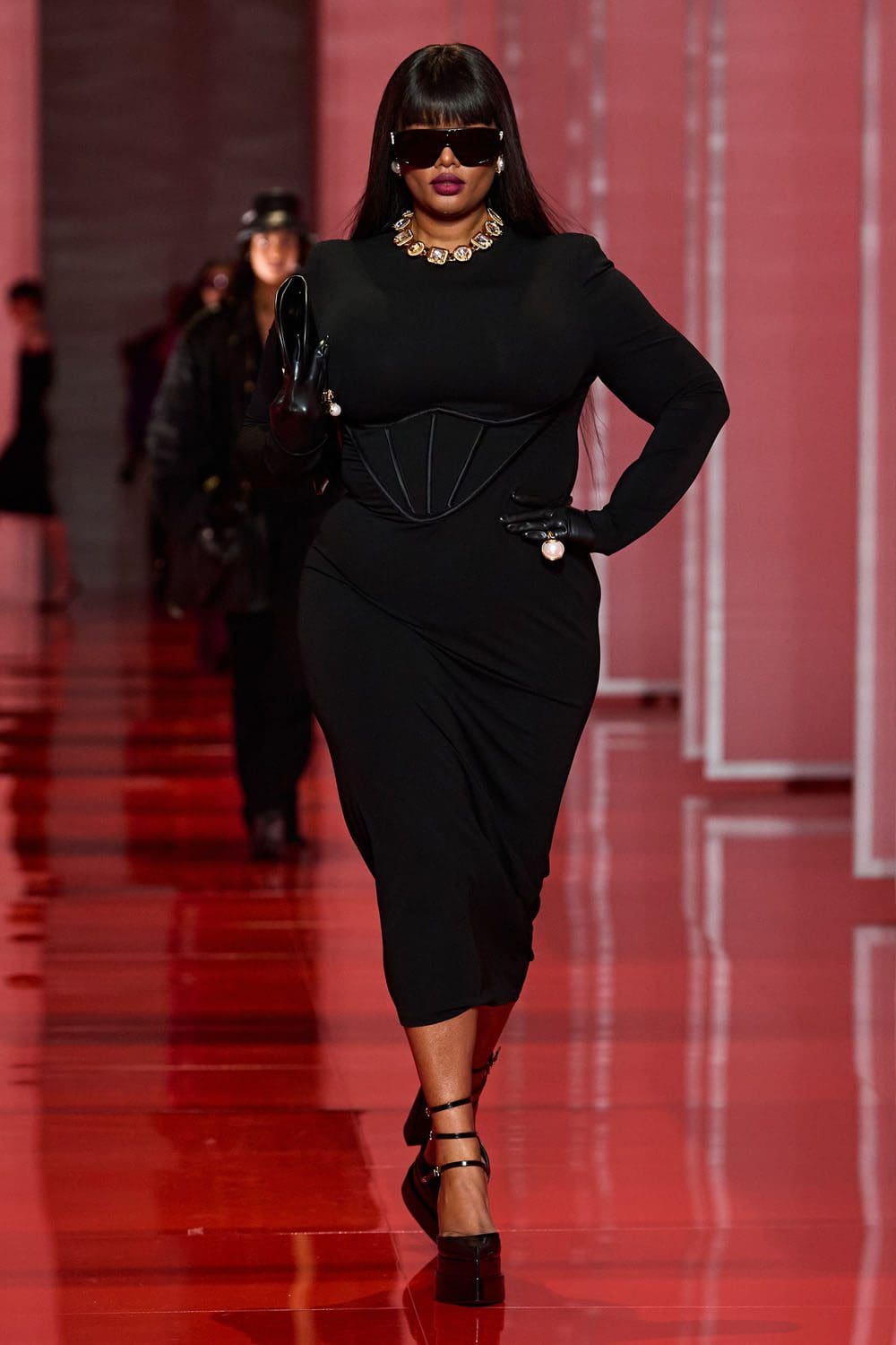 Versace Outono Inverno 2022-2023 Milão Runway revista