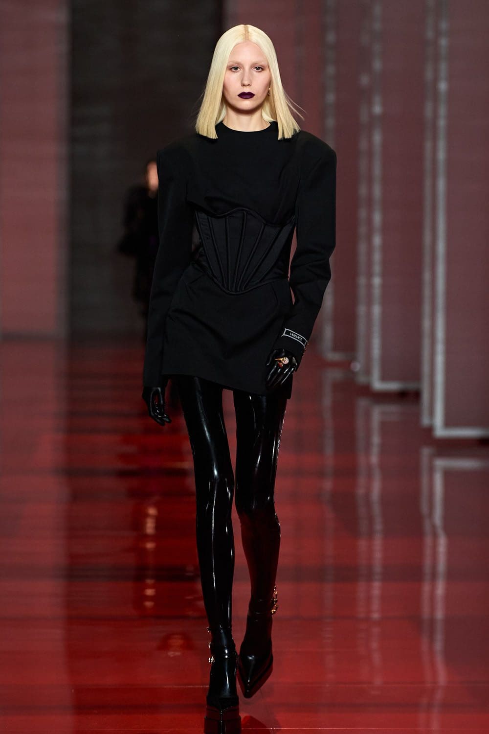 Versace Outono Inverno 2022-2023 Milão Runway revista