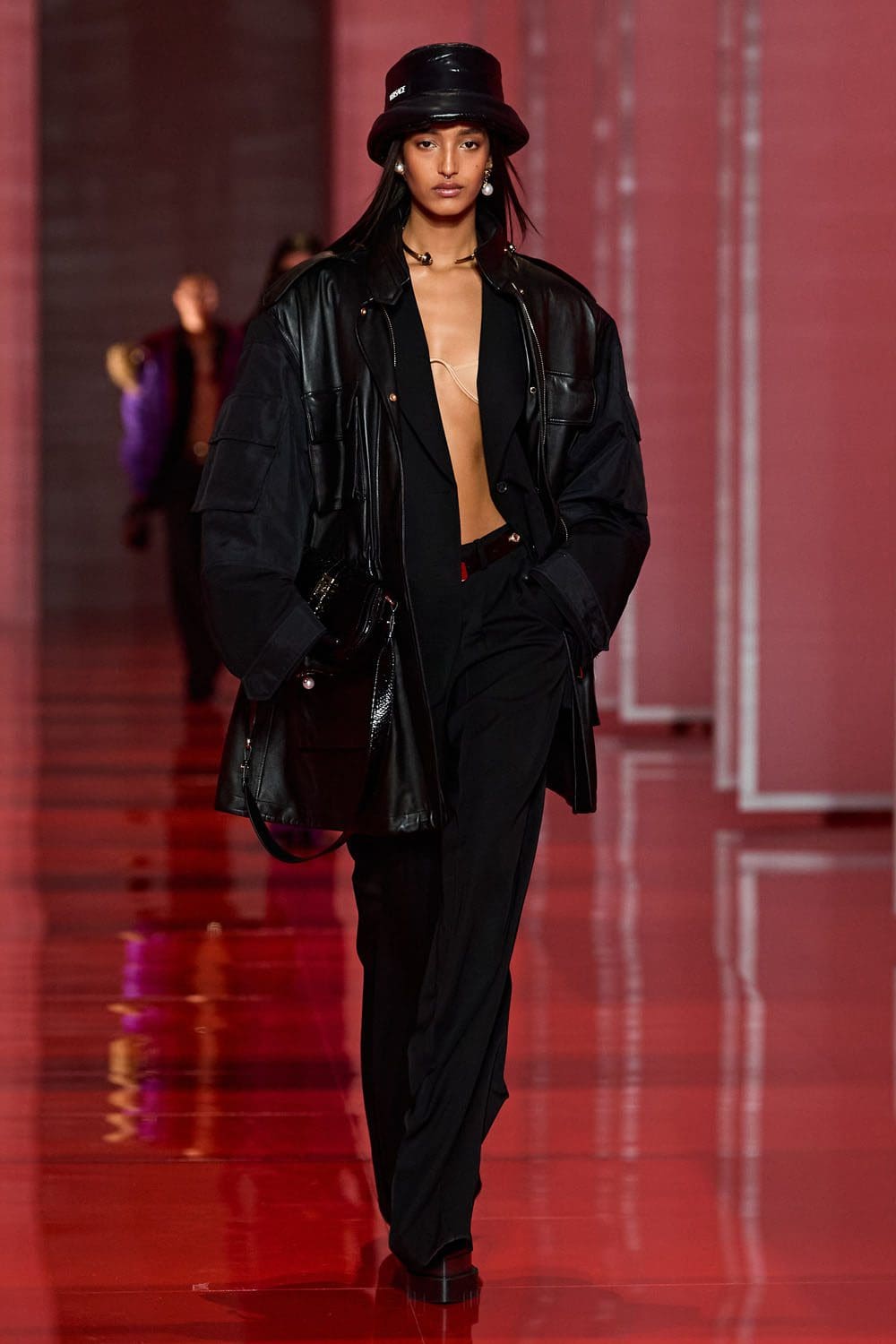 Versace Outono Inverno 2022-2023 Milão Runway revista