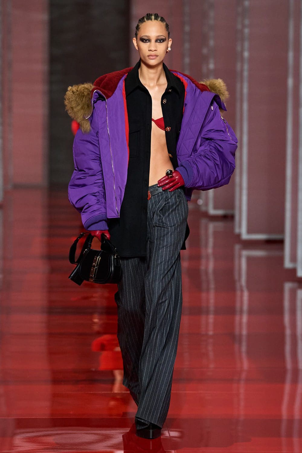 Versace Outono Inverno 2022-2023 Milão Runway revista