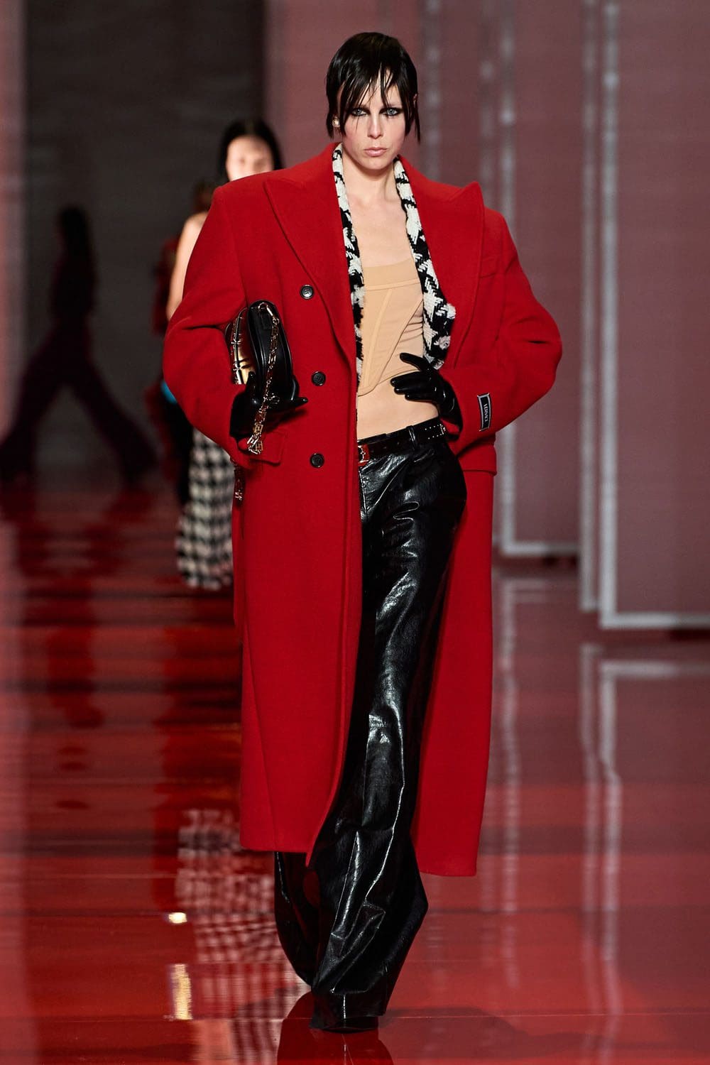 Versace Outono Inverno 2022-2023 Milão Runway revista