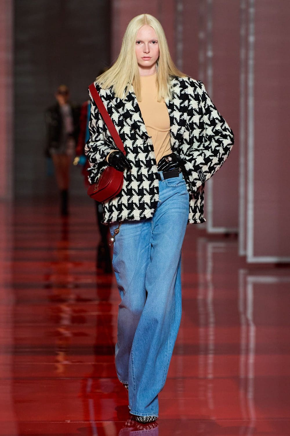 Versace Outono Inverno 2022-2023 Milão Runway revista