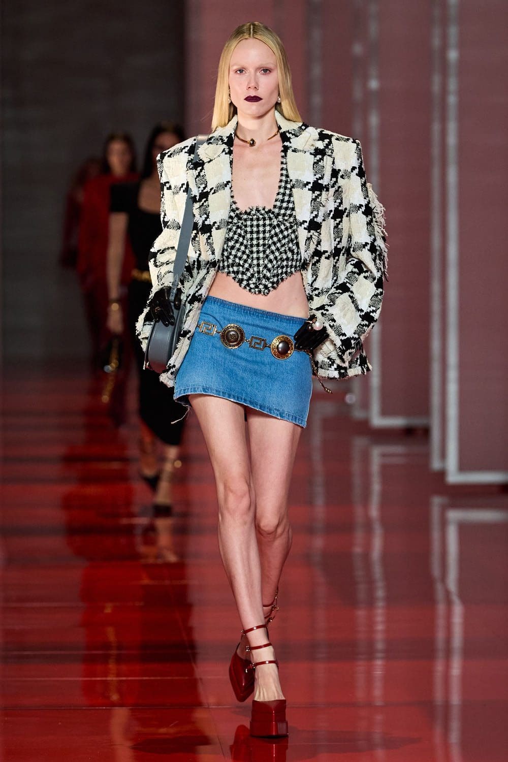 Versace Outono Inverno 2022-2023 Milão Runway revista