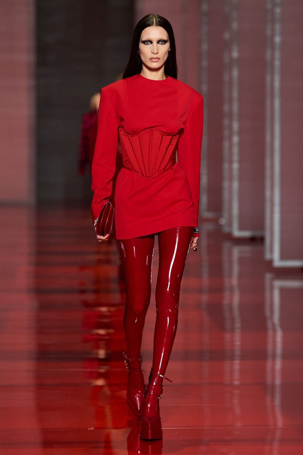 Versace Outono Inverno 2022-2023 Milão Runway revista