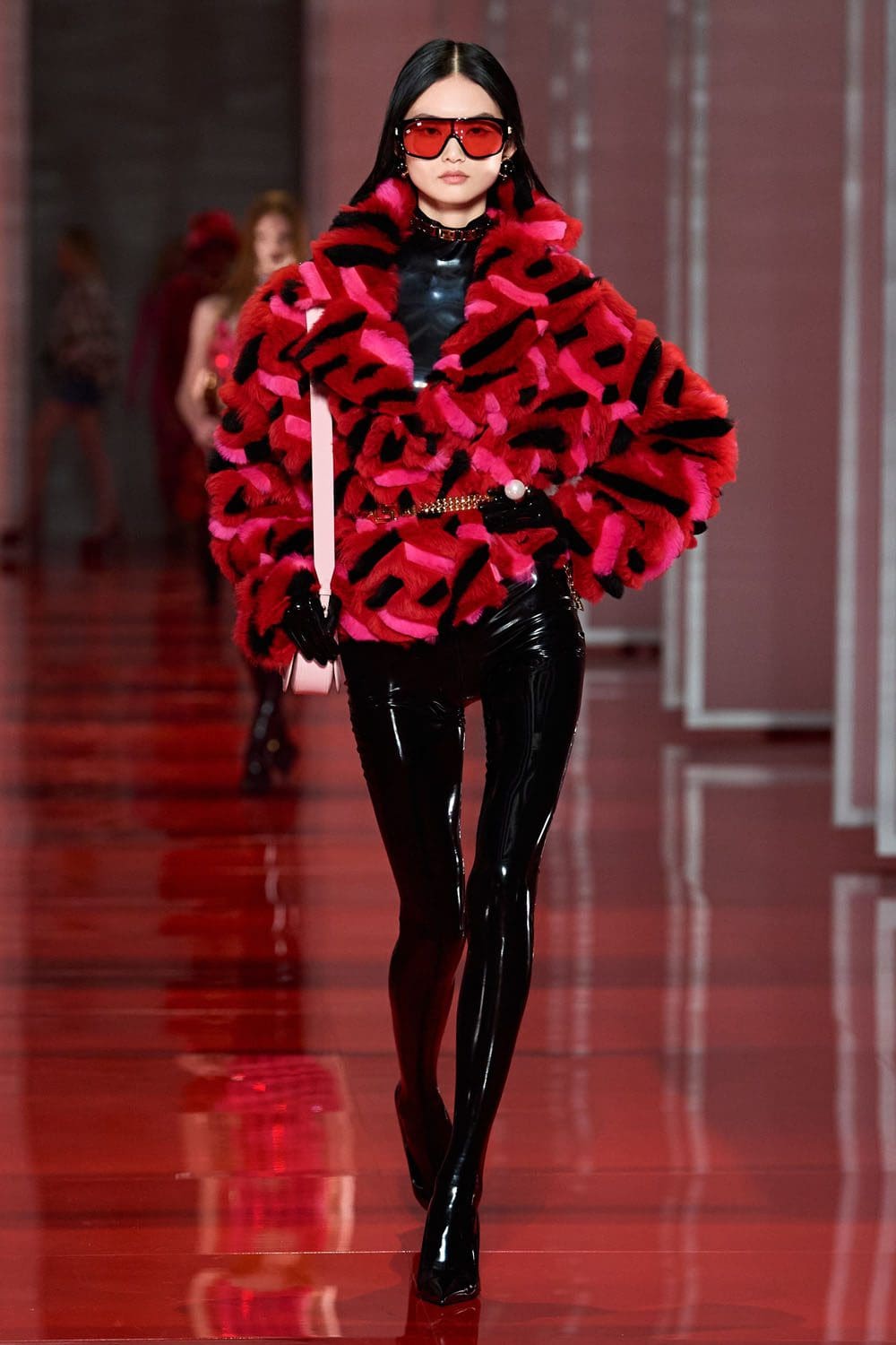 Versace Outono Inverno 2022-2023 Milão Runway revista