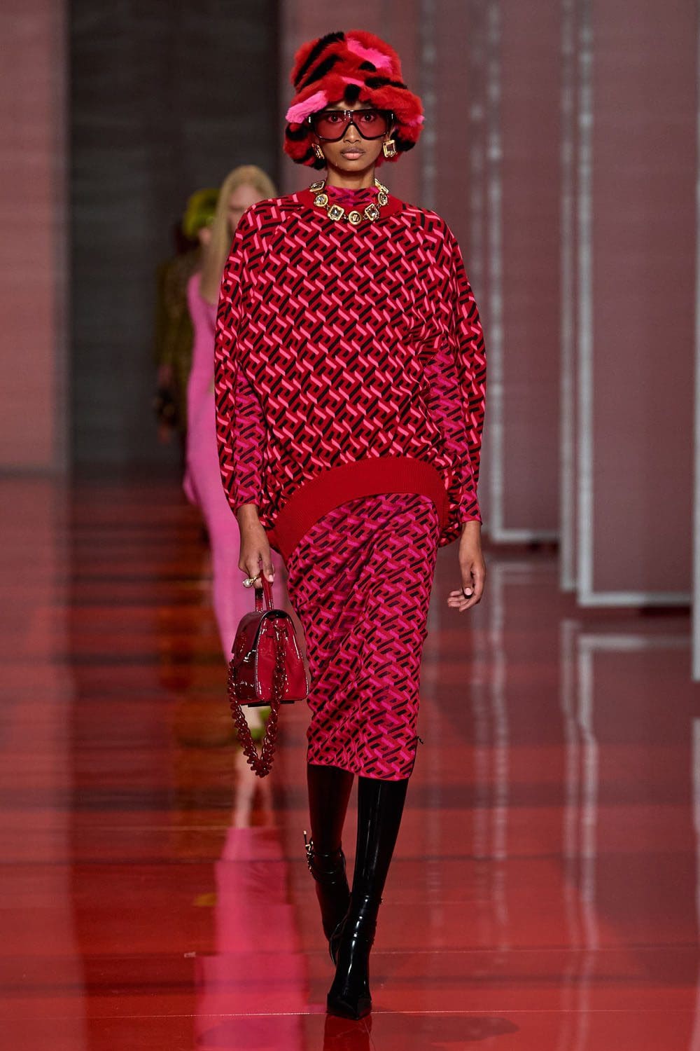 Versace Outono Inverno 2022-2023 Milão Runway revista