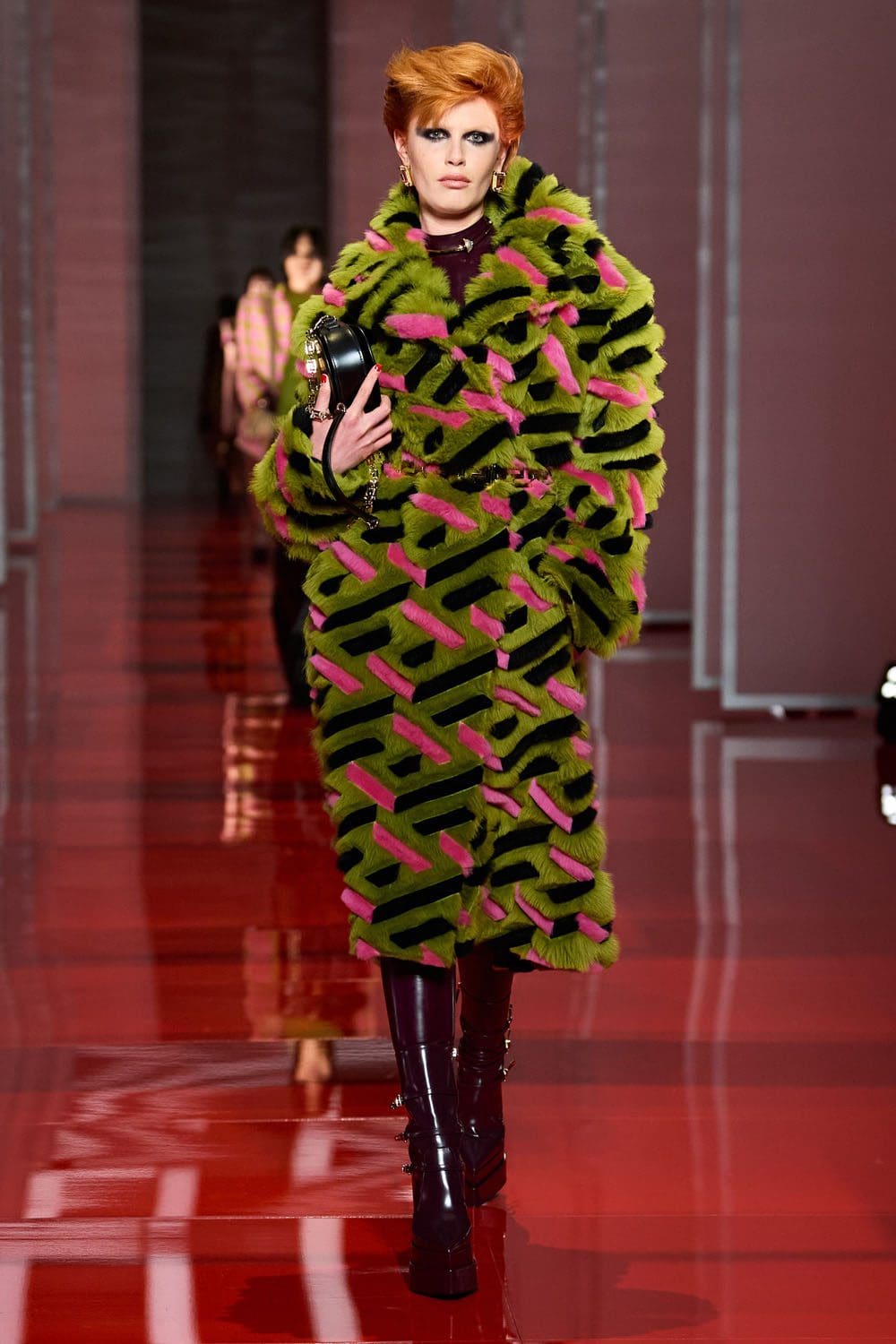 Versace Outono Inverno 2022-2023 Milão Runway revista