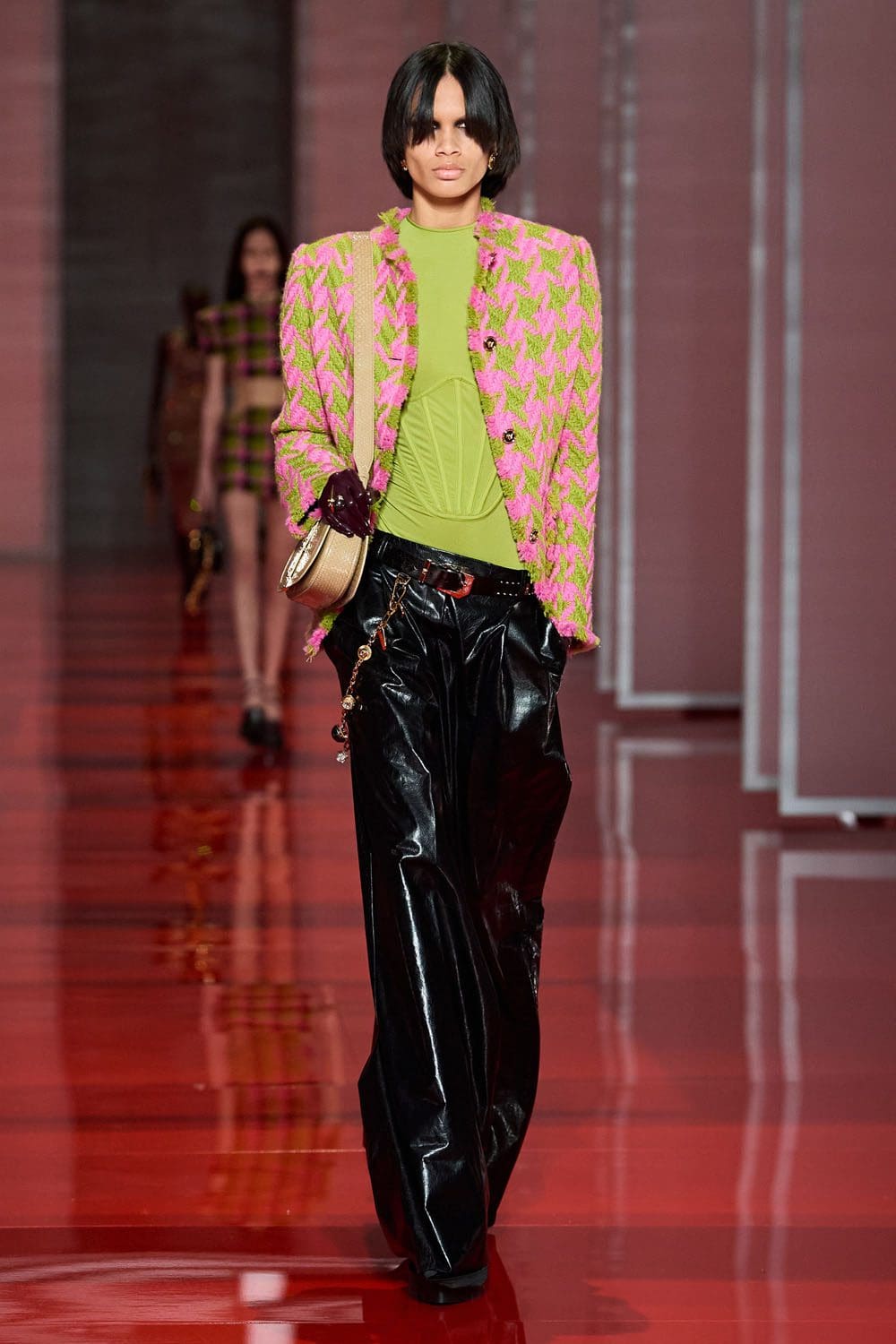 Versace Outono Inverno 2022-2023 Milão Runway revista