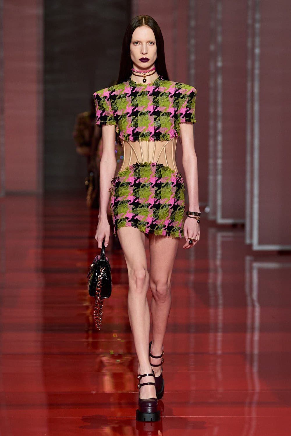 Versace Outono Inverno 2022-2023 Milão Runway revista