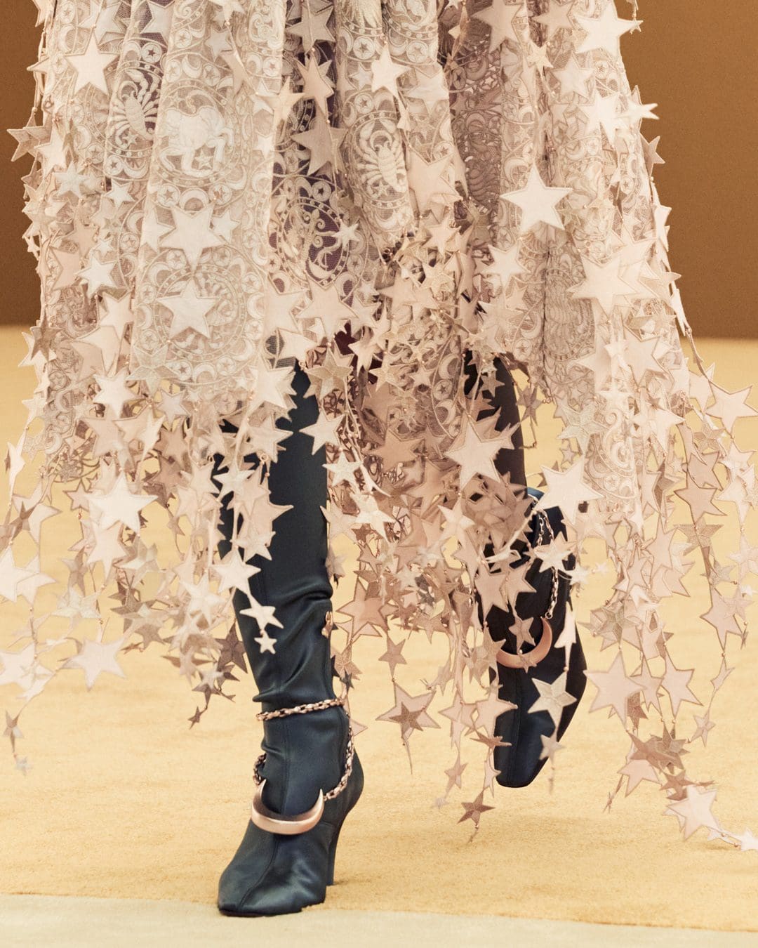 Zimmermann Automne Hiver 2022-2023 Détails Close Up par RUNWAY MAGAZINE