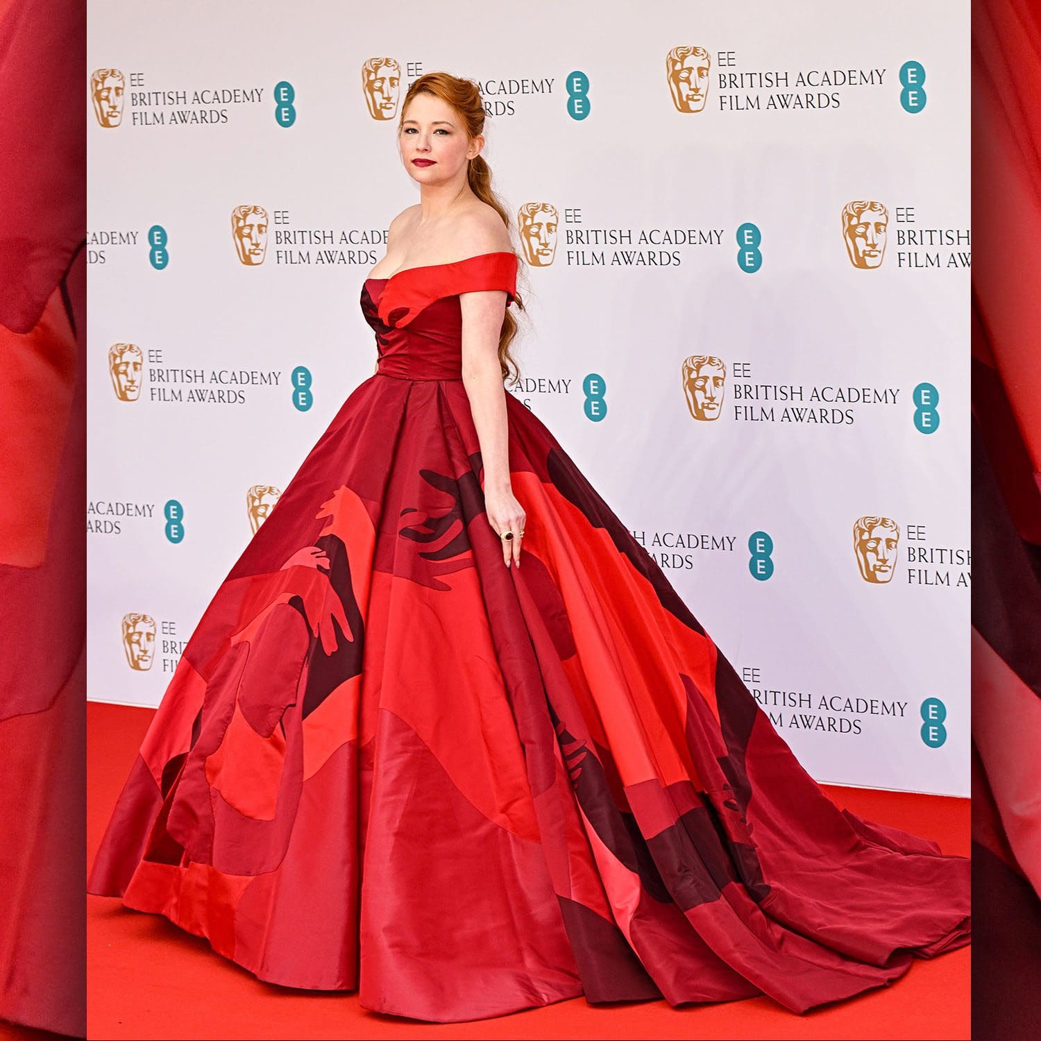 Haley Bennett en Valentino Haute Couture Otoño 2022-2023 en los Premios BAFTA 2022 por RUNWAY REVISTA