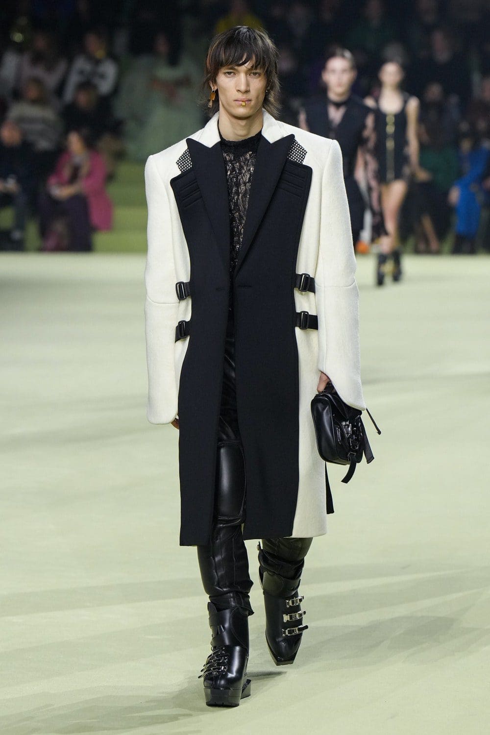 Balmain Automne Hiver 2022-2023 Paris Runway Magazine
