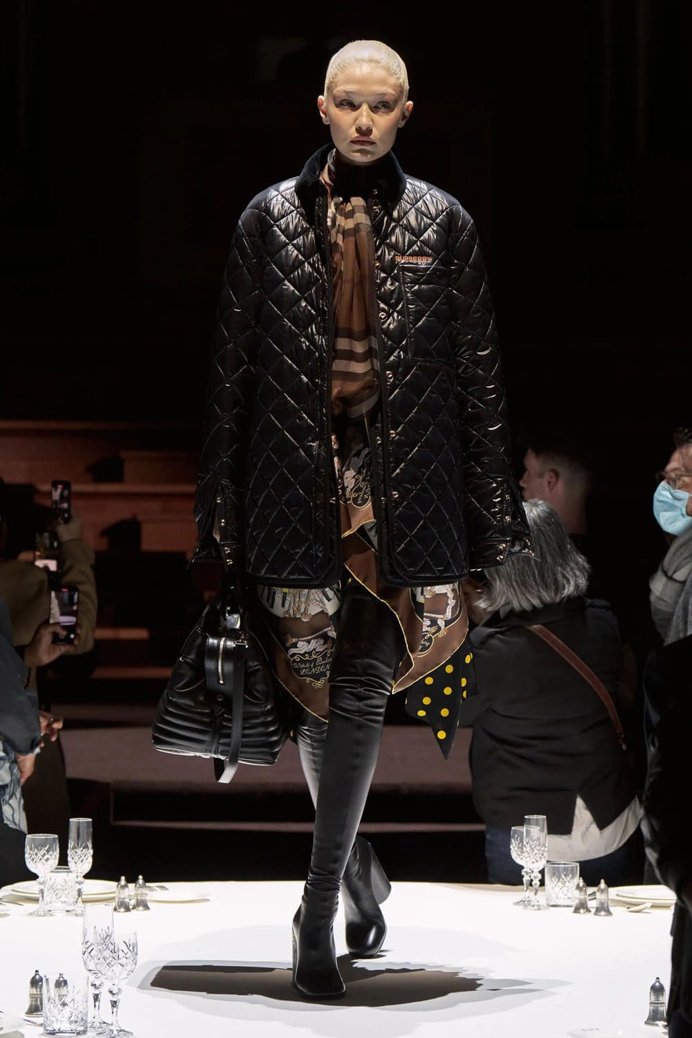 Burberry Autunno Inverno 2022-2023 Londra Runway Magazine