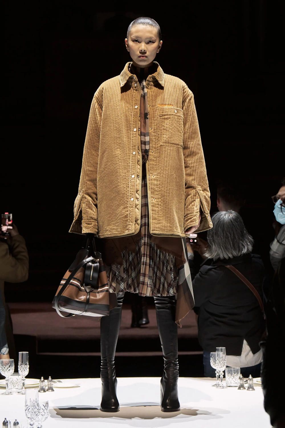 Burberry Autunno Inverno 2022-2023 Londra Runway Magazine