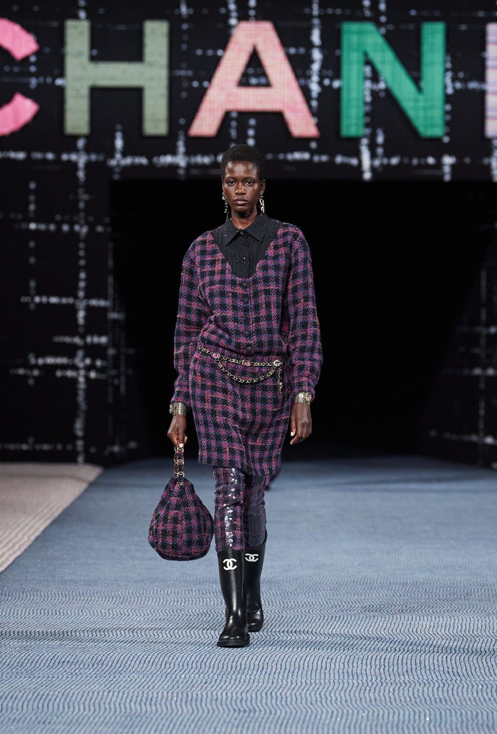 Chanel Autunno Inverno 2022-2023 Parigi Runway Magazine