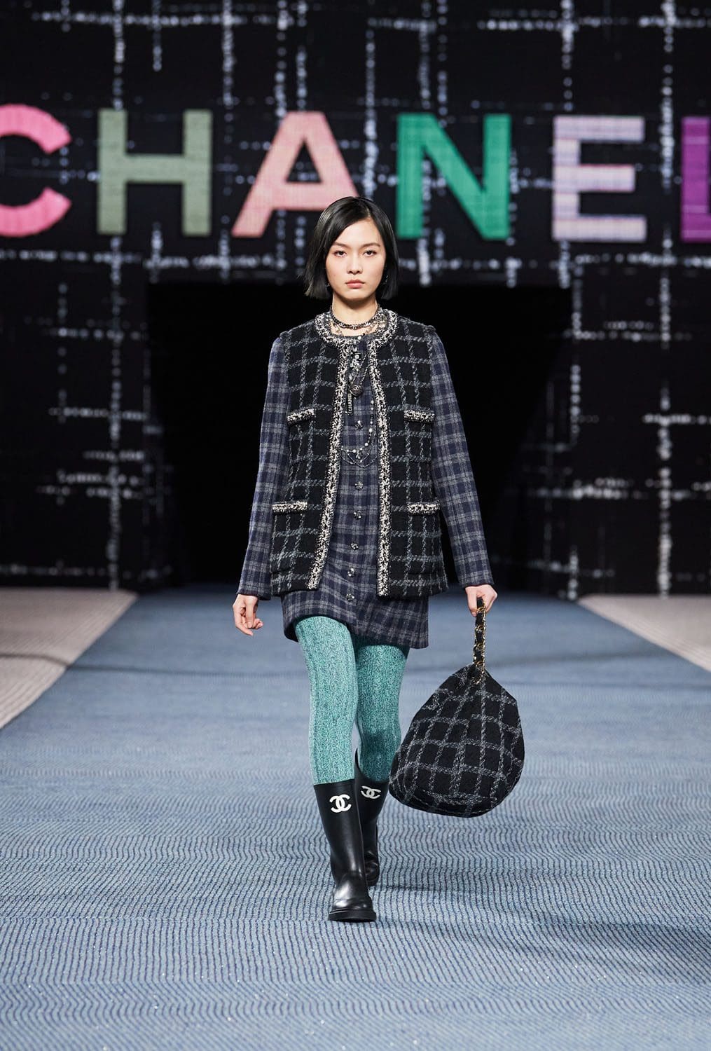 Chanel Autunno Inverno 2022-2023 Parigi Runway Magazine