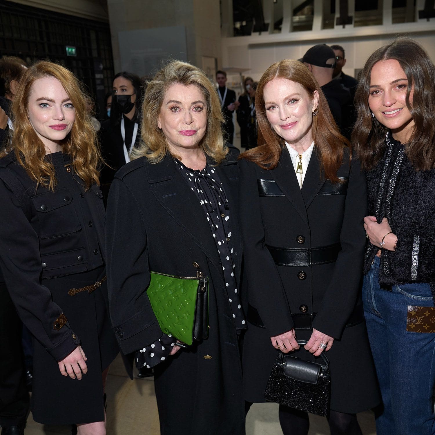 EMMA STONE, CATHERINE DENEUVE, JULIANNE MOORE, ALICIA VIKANDER au défilé Louis Vuitton automne 2022-2023 Runway Magazine