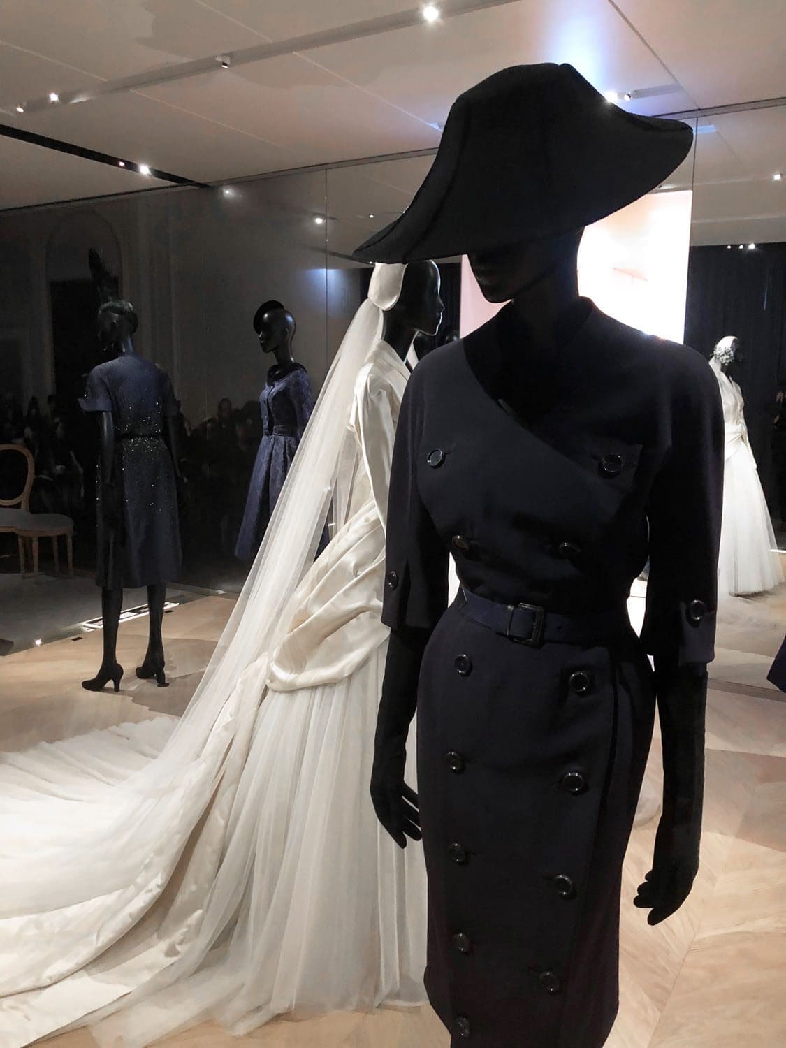 Внутри DIOR GALERIE 30 Montaigne by RUNWAY ЖУРНАЛ