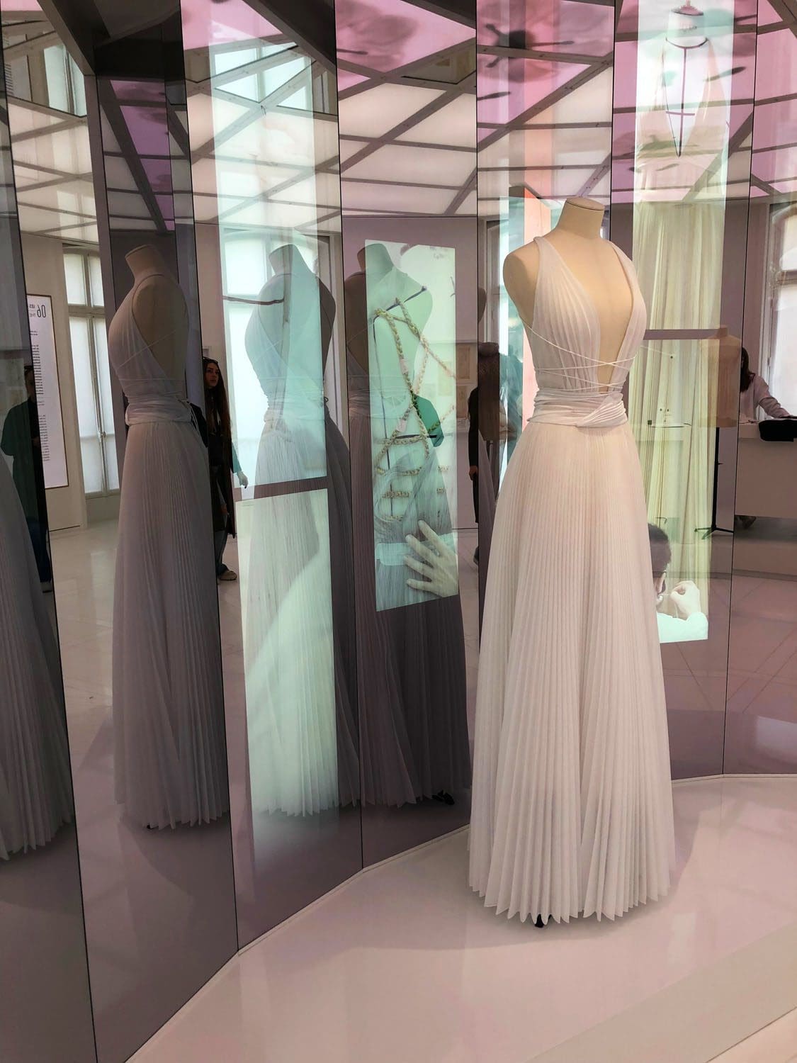 Внутри DIOR GALERIE 30 Montaigne by RUNWAY ЖУРНАЛ