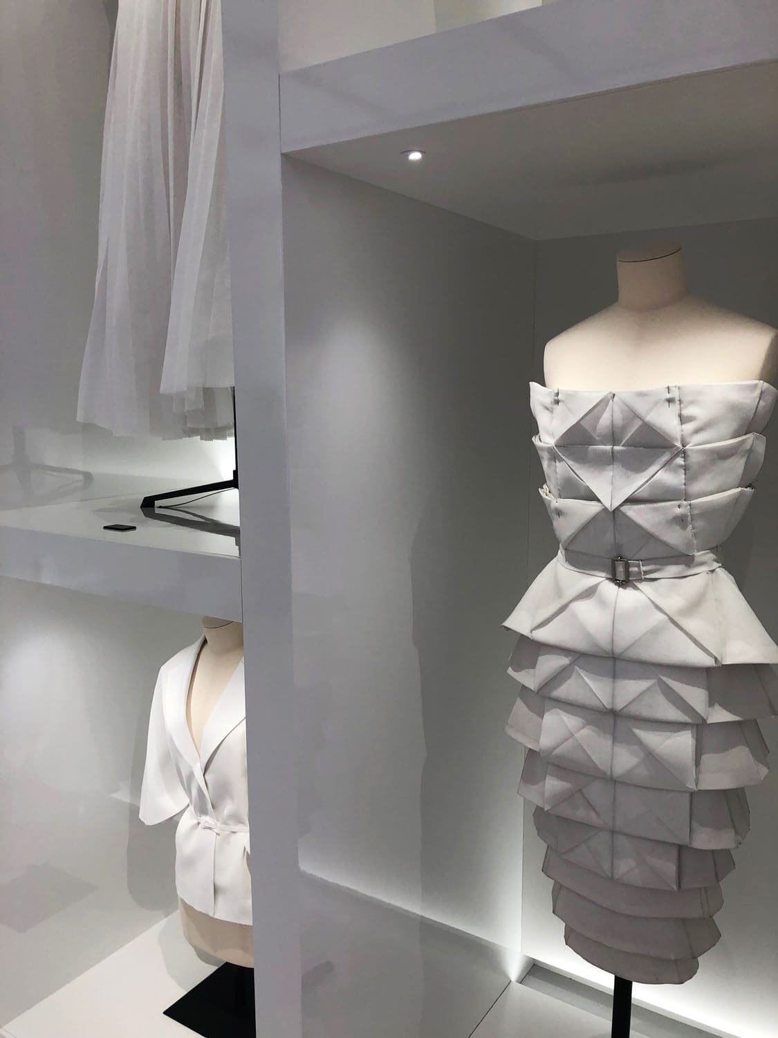 Внутри DIOR GALERIE 30 Montaigne by RUNWAY ЖУРНАЛ