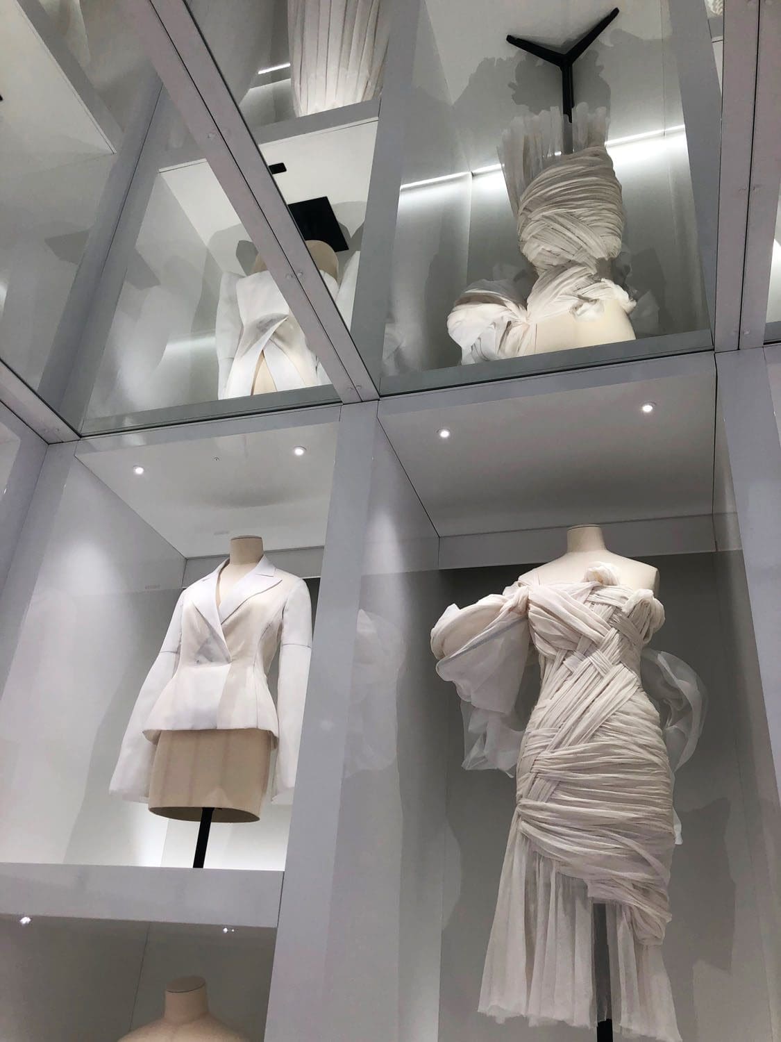 Внутри DIOR GALERIE 30 Montaigne by RUNWAY ЖУРНАЛ