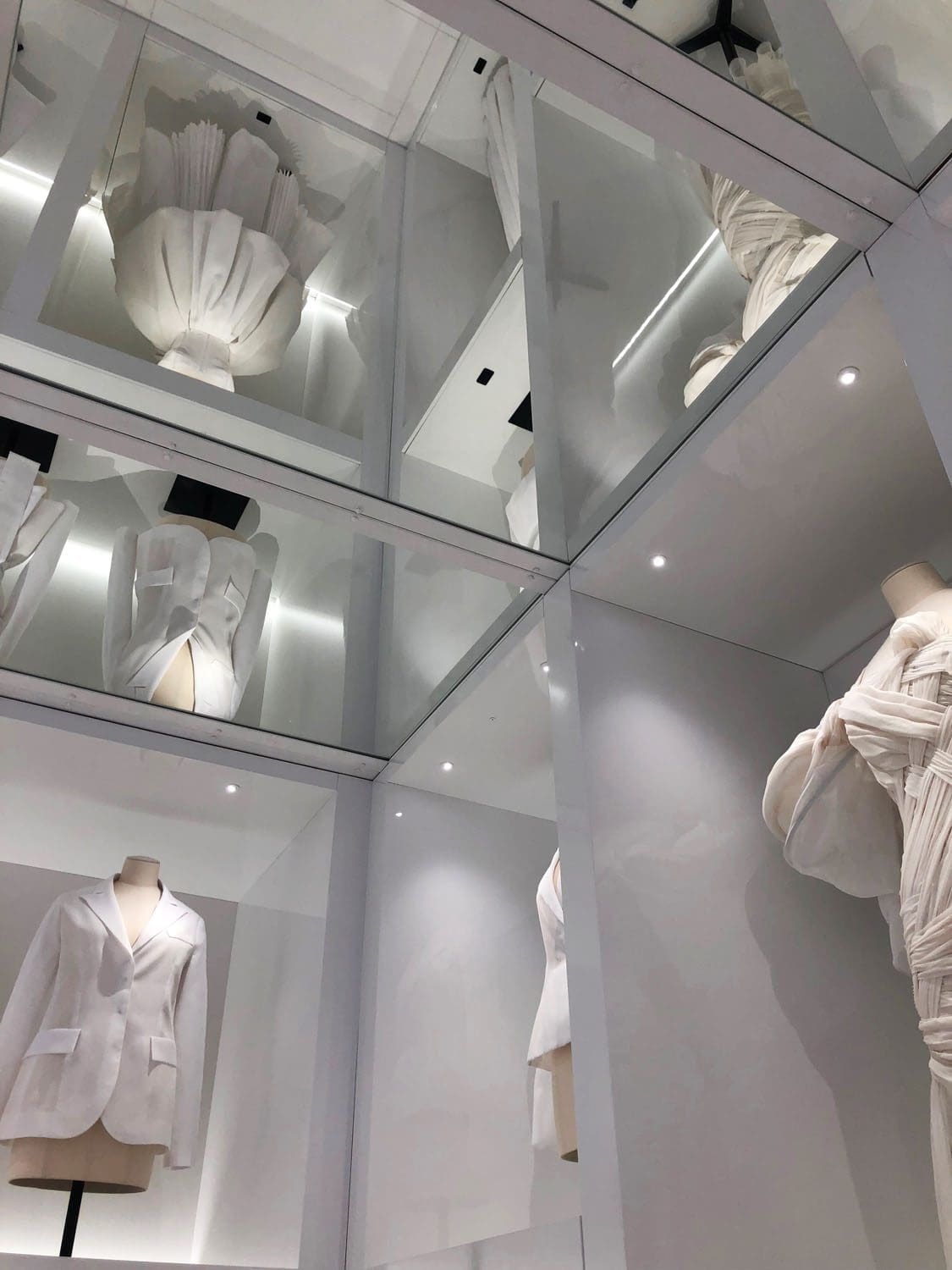 Внутри DIOR GALERIE 30 Montaigne by RUNWAY ЖУРНАЛ