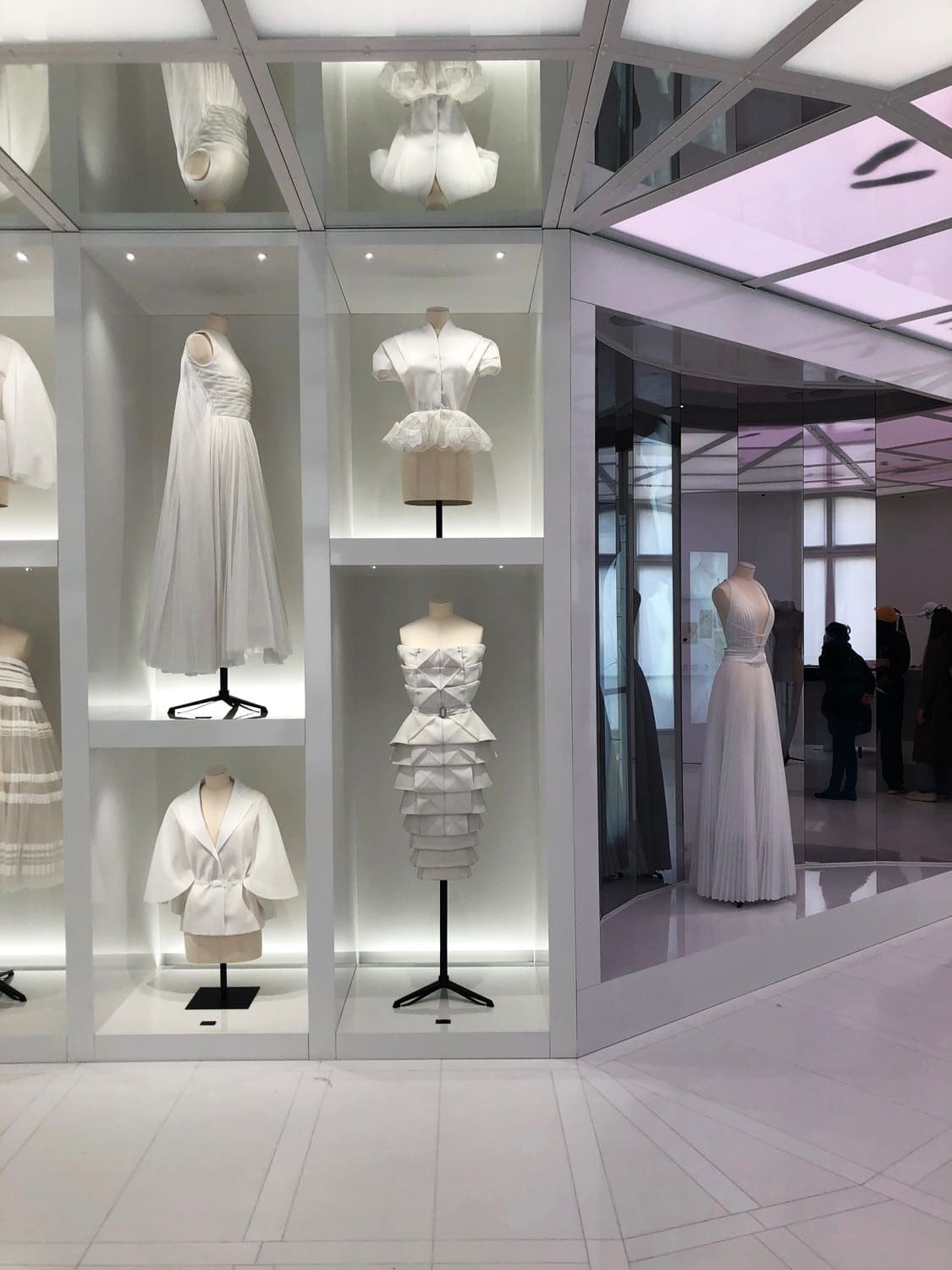 Внутри DIOR GALERIE 30 Montaigne by RUNWAY ЖУРНАЛ