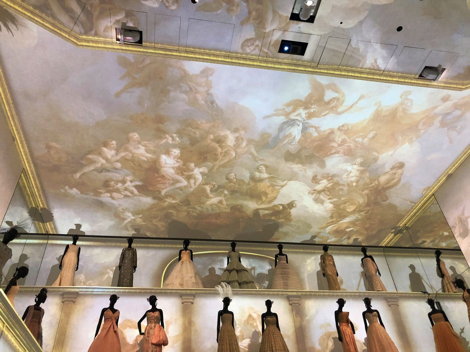 Внутри DIOR GALERIE 30 Montaigne by RUNWAY ЖУРНАЛ
