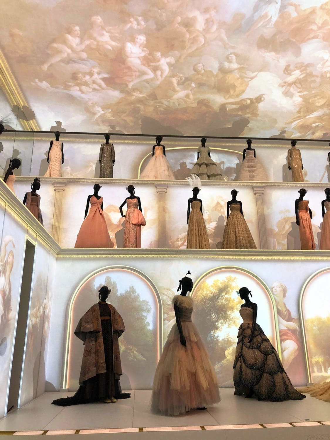 Внутри DIOR GALERIE 30 Montaigne by RUNWAY ЖУРНАЛ