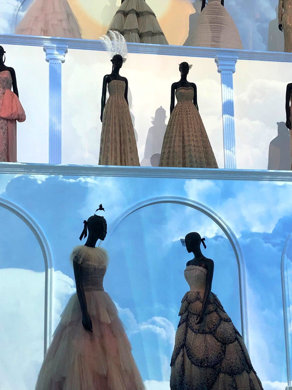 Внутри DIOR GALERIE 30 Montaigne by RUNWAY ЖУРНАЛ