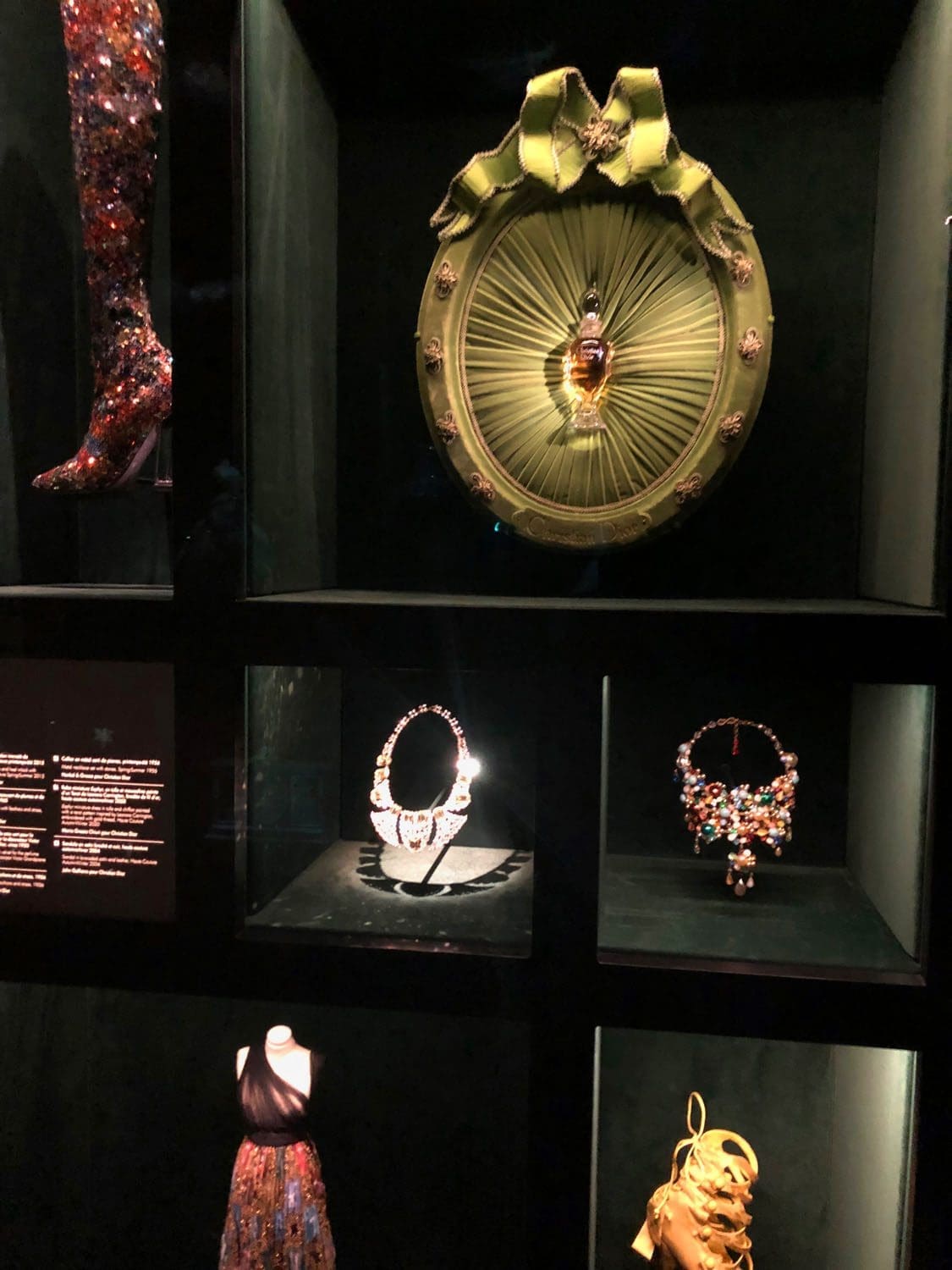 Внутри DIOR GALERIE 30 Montaigne by RUNWAY ЖУРНАЛ